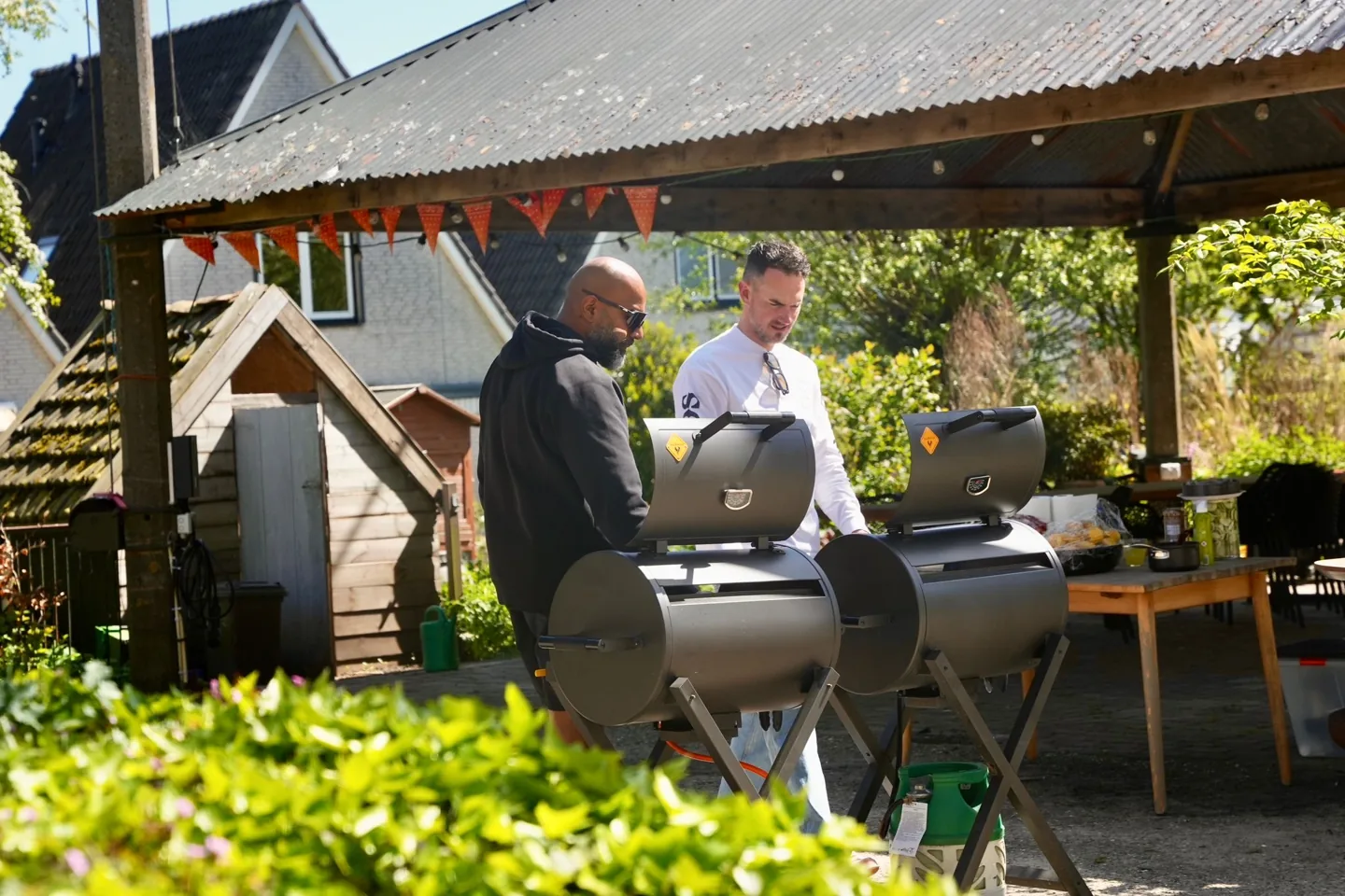 De barbecues staan opgesteld op locatie